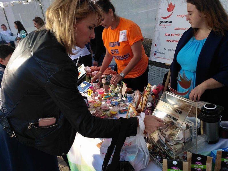 Благотворительная ярмарка в Казани: мэру – яблоки, детям – снуды