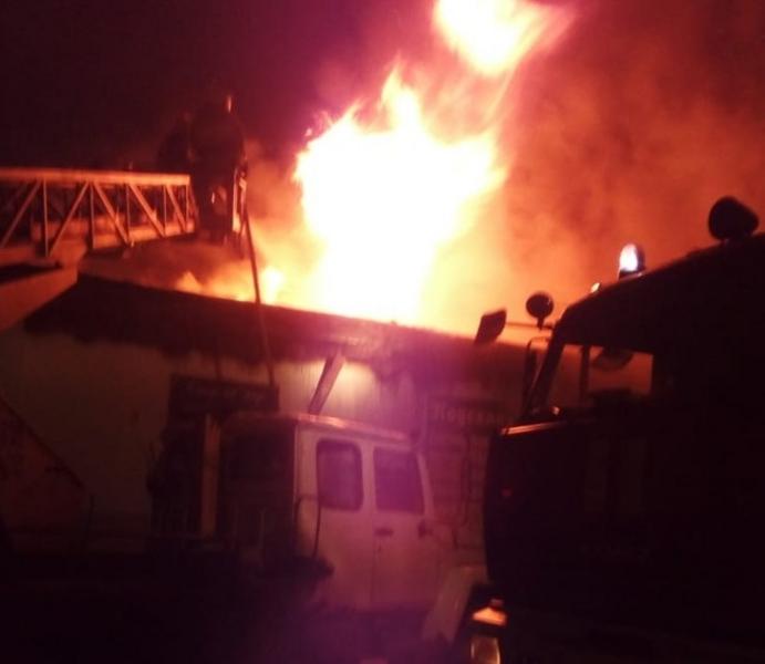 На оптовой базе в Азнакаево произошел пожар