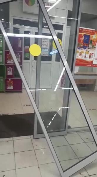 Видео: убегая из магазина, казанский грабитель выбил дверь