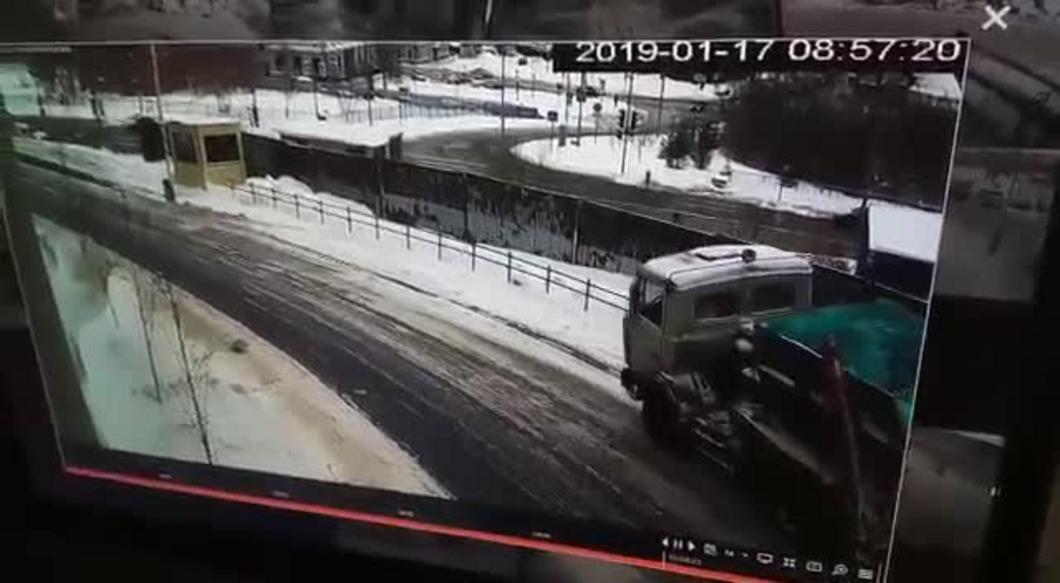 Видео: татарстанский мусоровоз уехал искать лучшего хозяина