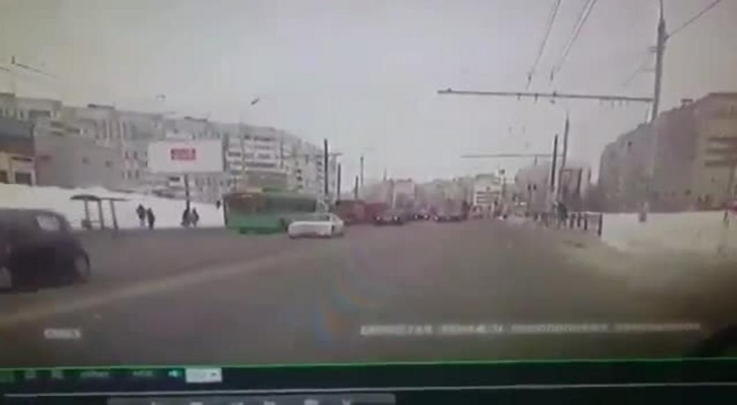 Видео: в  Казани «краснобус» врезался в троллейбус