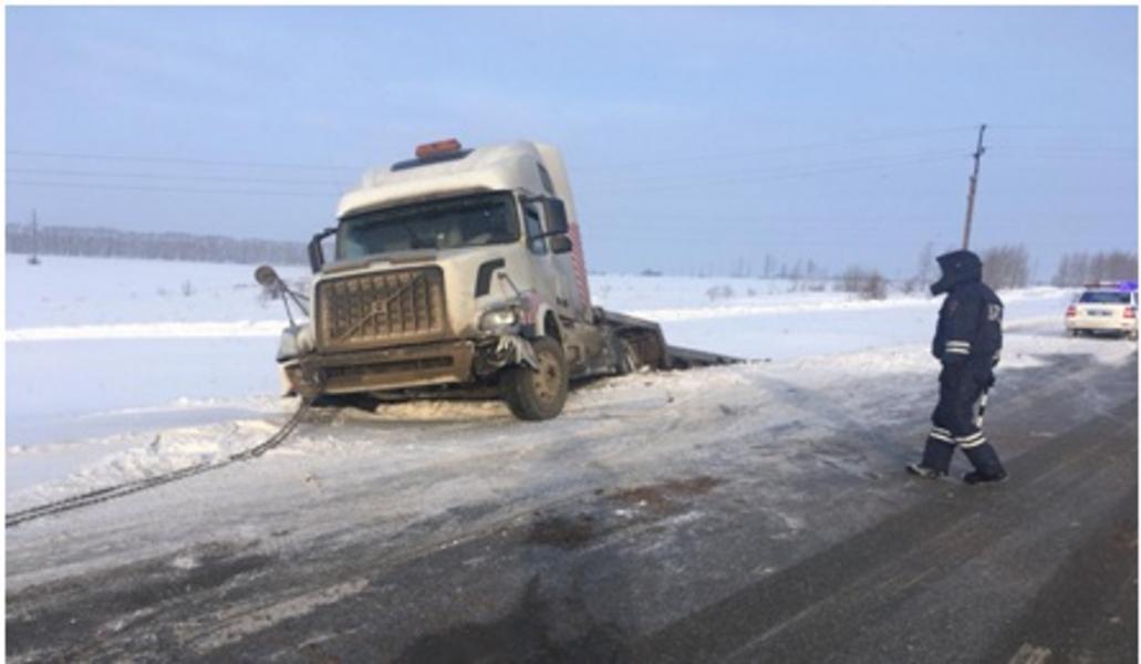 Дальнобойщик из Твери попал в снежный плен на трассе Елабуга - Ижевск