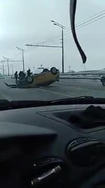 Видео: на Ленинской дамбе в Казани перевернулась иномарка
