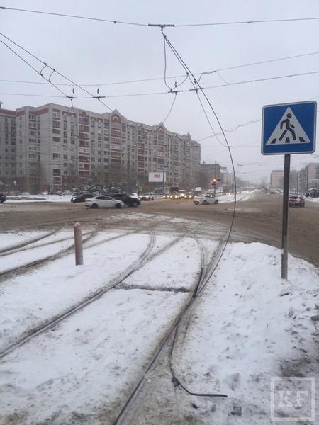 Движение трамваев в Казани заблокировал оборванный провод
