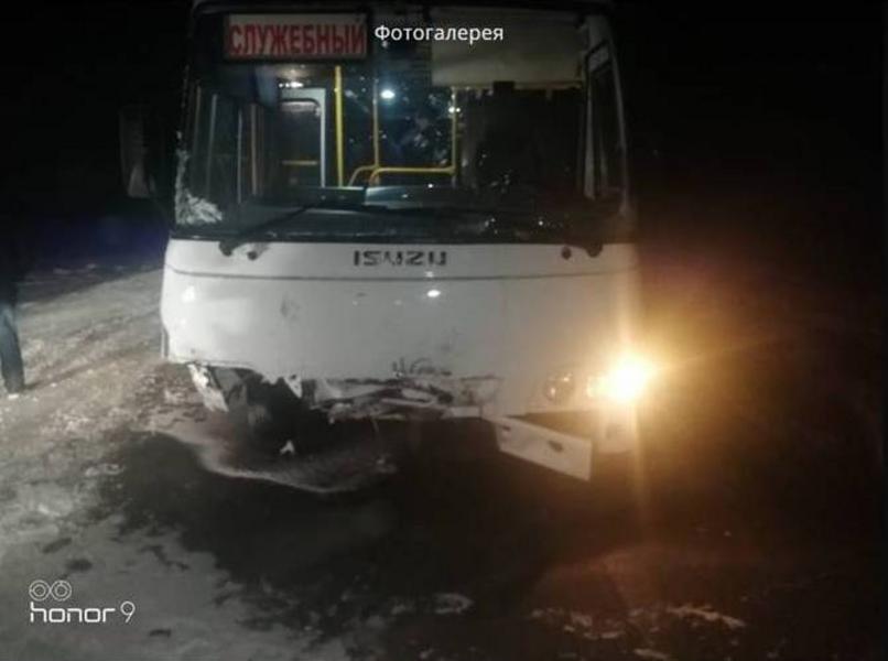 На трассе Чистополь - Нурлат вахтовый автобус попал в смертельное ДТП