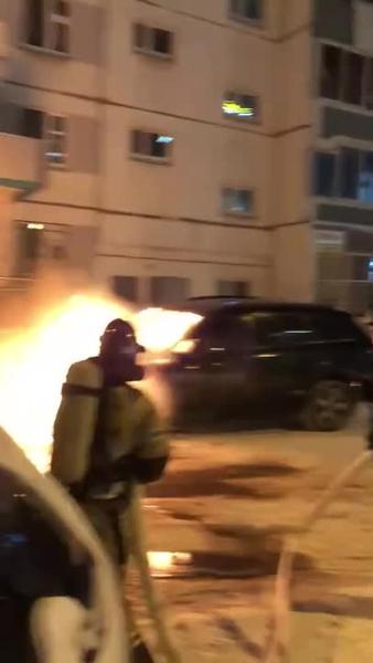 Видео: у дома в Челнах сгорел автомобиль Audi Q7
