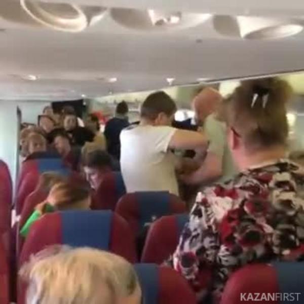 Жительницу Башкирии усмирили скотчем на борту самолета