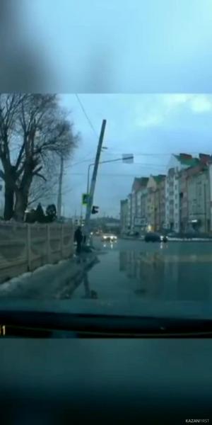 В Казани неадекватная девушка угнала машину у таксиста и устроила ДТП прямо возле полиции