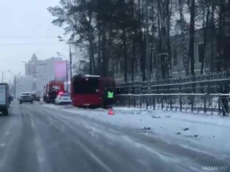 В центре Казани снегоуборщик впечатал пассажирский автобус в забор: есть видео