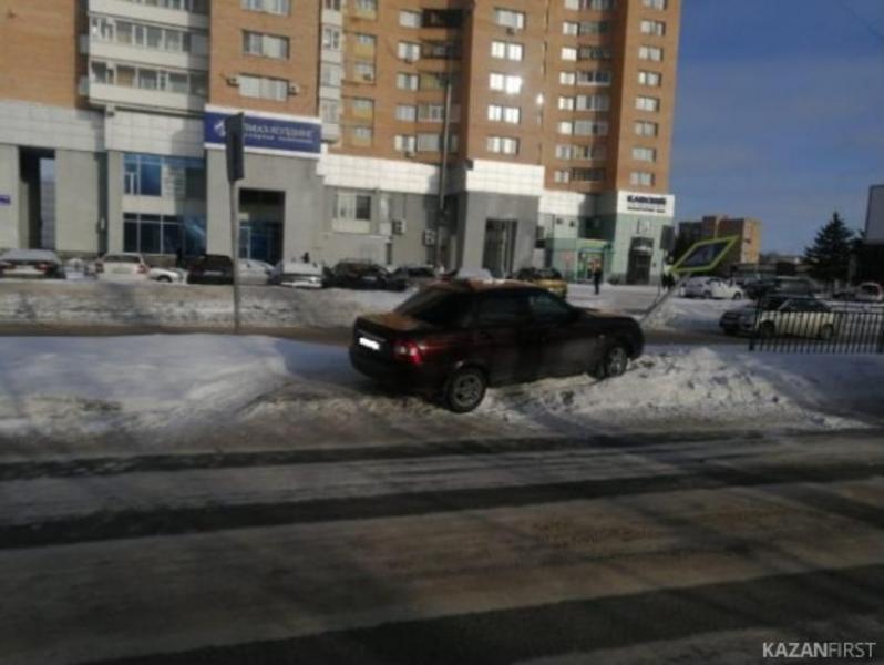 ​Водитель в Нижнекамске сбил пешехода и влетел в дорожный знак