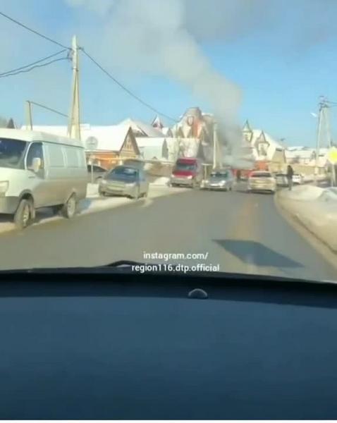 Горящий «КАМАЗ» в поселке Кадышево Казани попал на видео Горящий «КАМАЗ» в поселке Кадышево Казани попал на видео