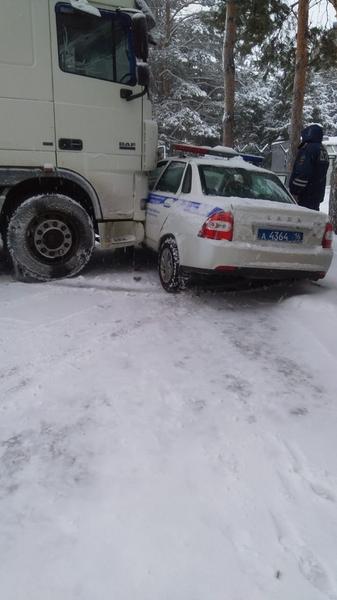 В Татарстане у торгового центра фура протаранила автомобиль ДПС