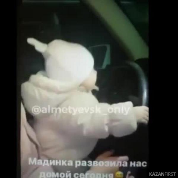 Видео: в Альметьевске автоледи посадила ребенка за руль машины