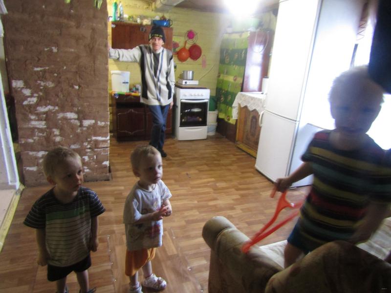 В Татарстане родственники выбрасывают многодетную семью из дома на улицу