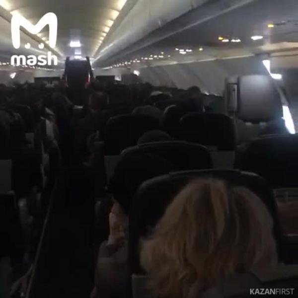 В Москве пассажирка захватила самолет и угрожает взорвать
