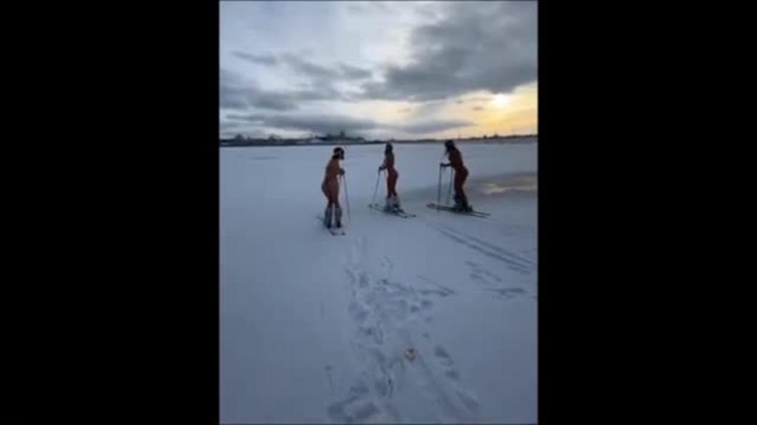 «И как таких лед держит»: в Казани лыжницы устроили эротическую фотосессию