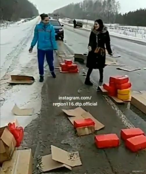 В Татарстане из грузовика на трассу выпали десятки «голов» сыра