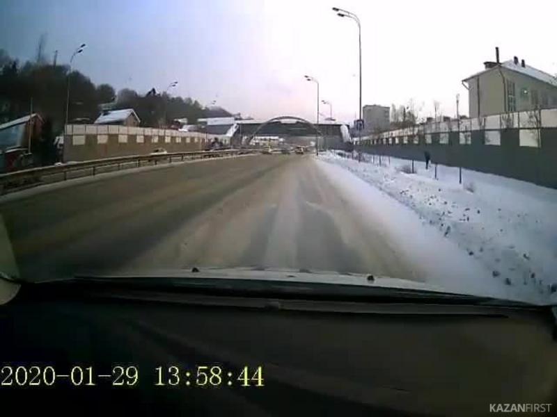 В Казани гаишник помог престарелой нарушительнице перейти дорогу по правилам