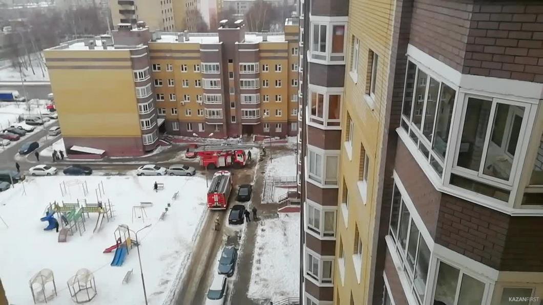 Пожарным в Казани пришлось вскрывать окно в многоэтажке, чтобы потушить горящую еду