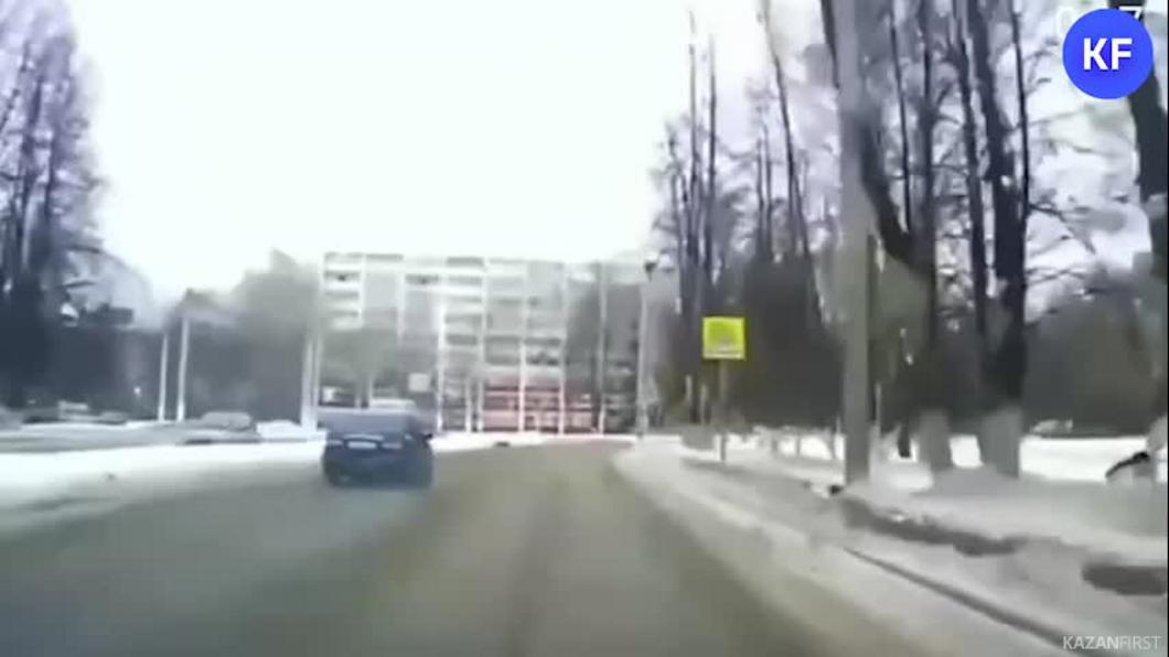 Два ДТП с заносом на коварном повороте в Нижнекамске попали на видео