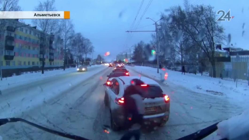 Момент наезда на пешехода в Альметьевске попал на видео
