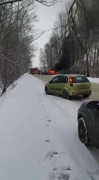 В Казани горящий после ДТП автомобиль такси попал на видео