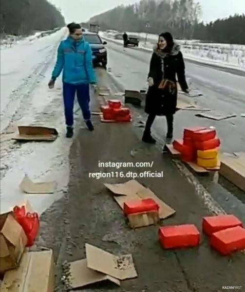 Водитель просит татарстанцев вернуть сыр, который вывалился из его  «Газели» на трассе
