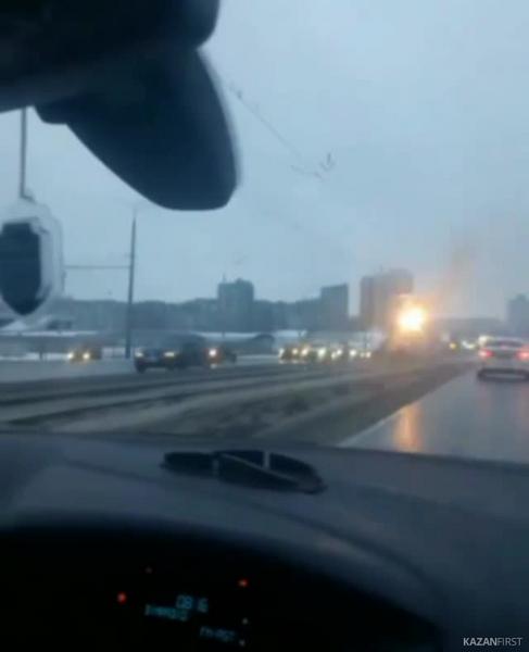 Казань за утро лишилась трех трамваев: два столкнулись, один сгорел