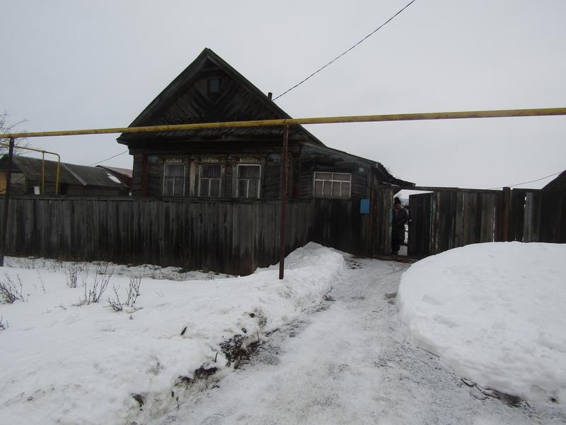 В Татарстане родственники выбрасывают многодетную семью из дома на улицу