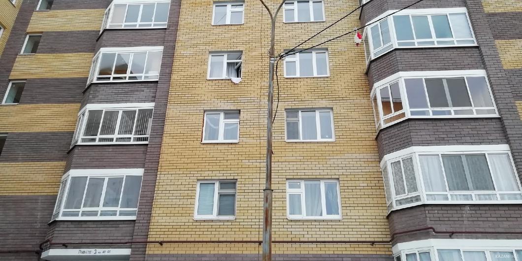 Пожарным в Казани пришлось вскрывать окно в многоэтажке, чтобы потушить горящую еду