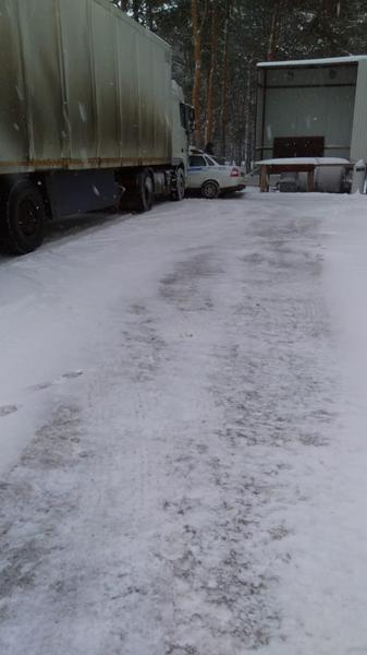 В Татарстане у торгового центра фура протаранила автомобиль ДПС