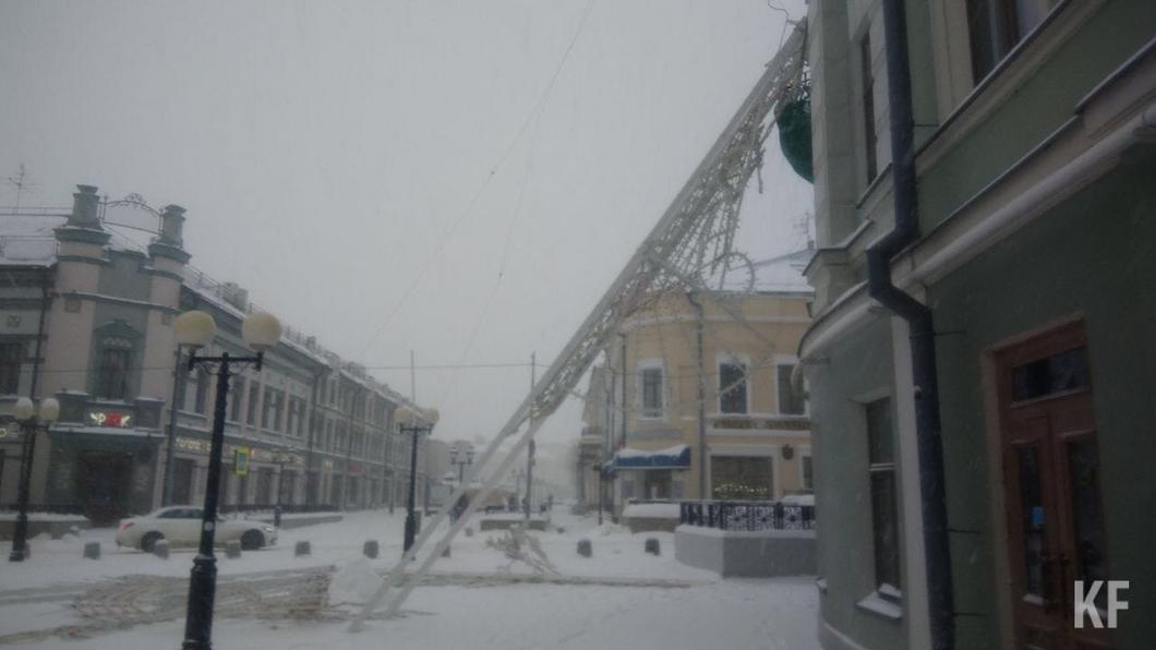 На Баумана в Казани из-за сильной метели обвалилась новогодняя иллюминация