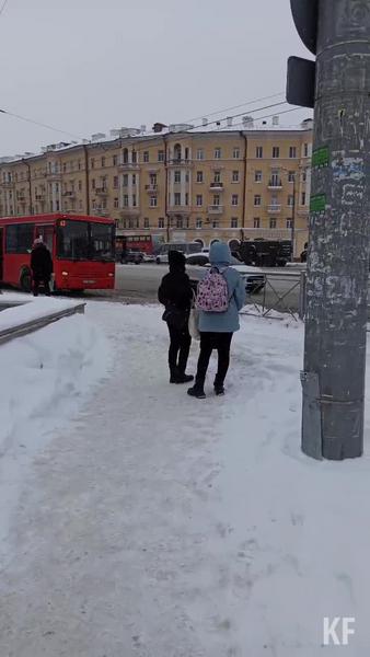 На улице Баумана в Казани припарковались автозаки
