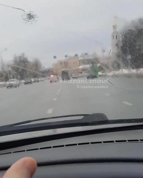 Дерзкий водитель на иномарке устроил гонки с гаишниками в центре Казани