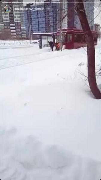 «Снегопады такие, что приходится трамваи откапывать»​: казанцы сняли на видео, как кондуктор и водитель расчищают рельсы