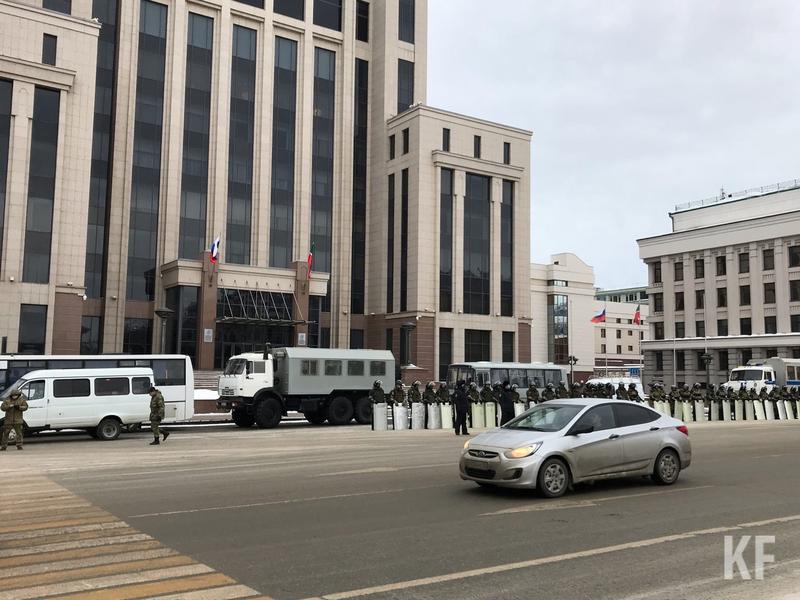 В Казани на улице Карла Маркса спецназ задержал около 50 человек