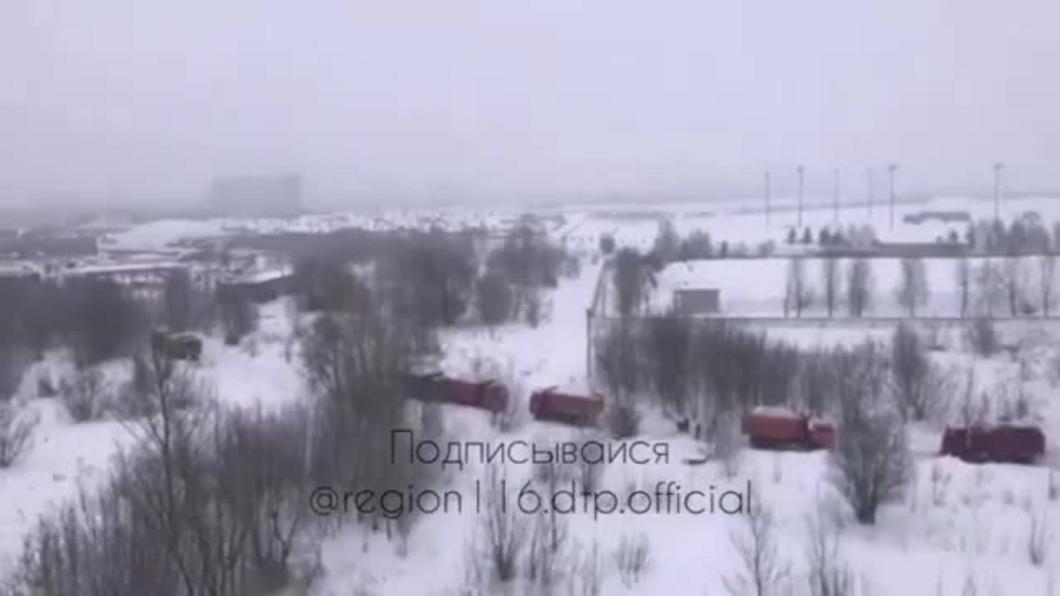 На улице Космонавтов в Казани появилась огромная свалка грязного снега