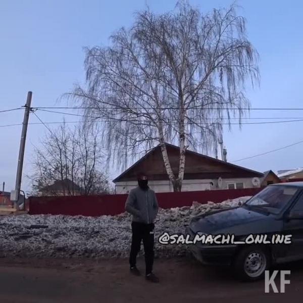 Водитель ВАЗ устроил танцы на дороге, влетел в сугроб и перекрыл движение под Казанью