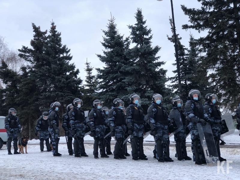 ОМОН перекрыл проход к казанскому Кремлю, куда направились митингующие