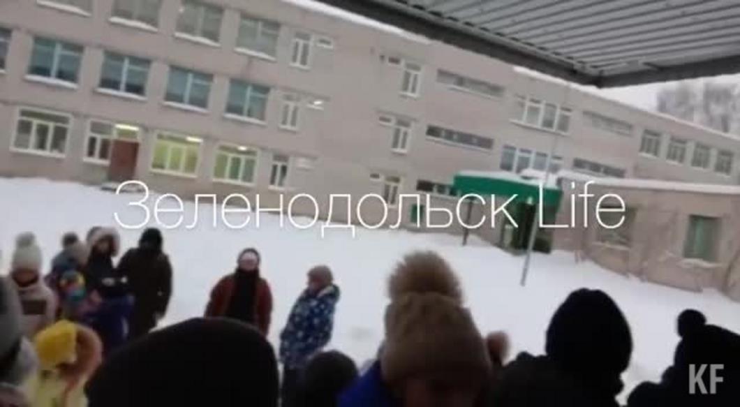 В Татарстане школьников заставили ждать уроков на 20-градусном морозе ради соблюдения антиковидных норм