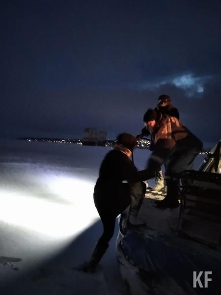 На льду Волги в Казани спасли двух женщин, испугавшихся в темноте возвращаться на берег