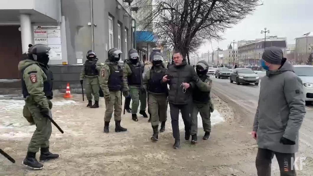 В Казани на несогласованном митинге задержали Максима Шевченко