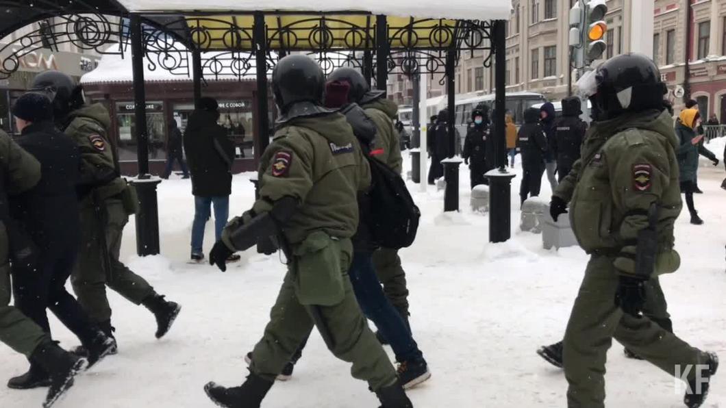 В центре Казани начались задержания