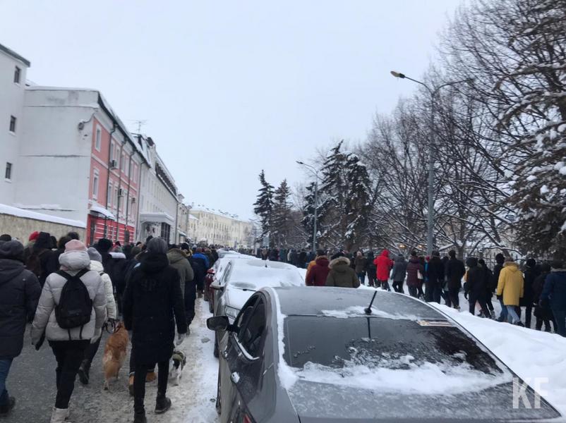 Участники несанкционированной акции в Казани бросились в бега после начала задержаний