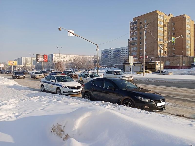 Девушка у «Рамус Молла» в Нижнекамске попала под колеса «Мазды»