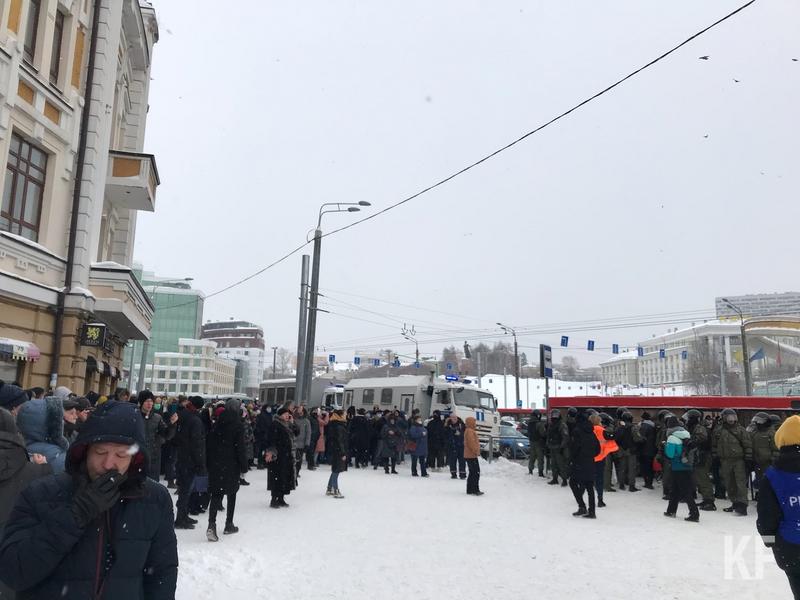 Полиция в Казани просит разойтись собравшихся на несанкционированной акции
