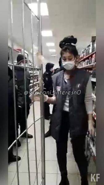 В Татарстане пятеро полицейских скрутили продавщицу «Магнита» из-за маски, упавшей с носа во время выкладки товара