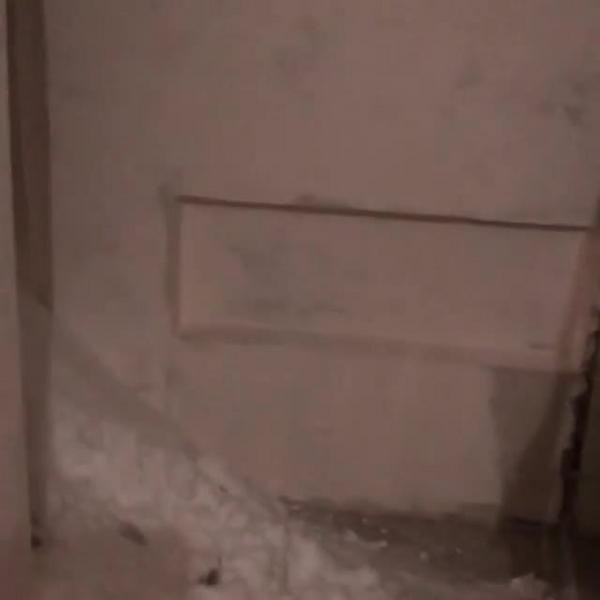 В Казани снегоуборщик завалил сугробом до козырька вход в подъезд на улице Большой Красной