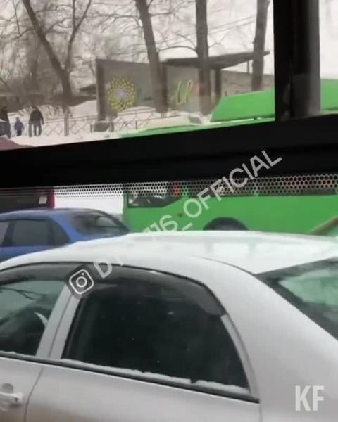 В Казани кран проезжавшего по мосту «КАМАЗа» упал на проезжую часть и создал огромную пробку