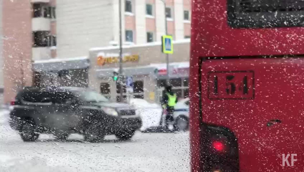 Экипаж ДПС сбил женщину на пешеходном переходе у ТЦ «Сувар Плаза» в Казани